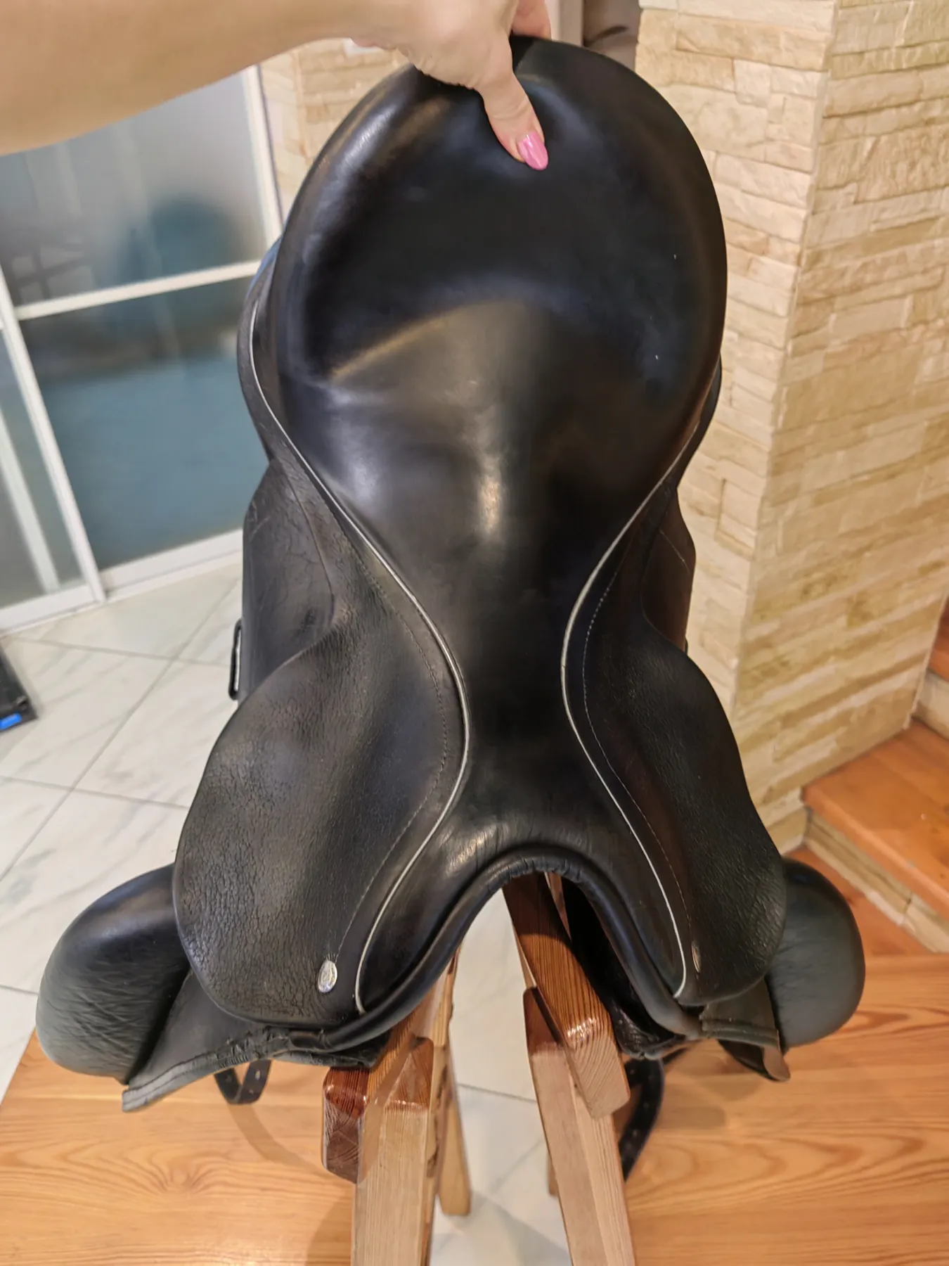 Выездковое седло фирмы Custom, модель Wolfgang Constance с монокрылом